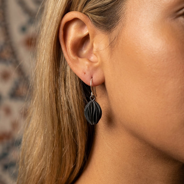 Nature pod black short earrings